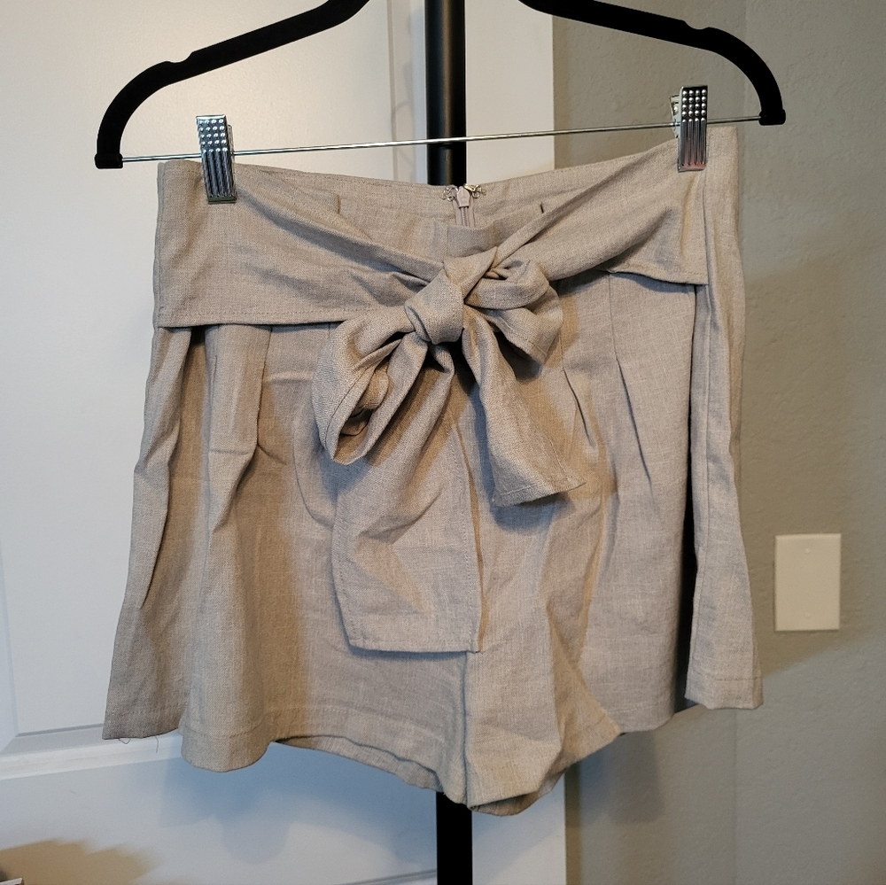 CLEARANCE! Women's Tan Pleated Shorts with Versatile Tie Detail, Large, Like New - Picture 1 of 8